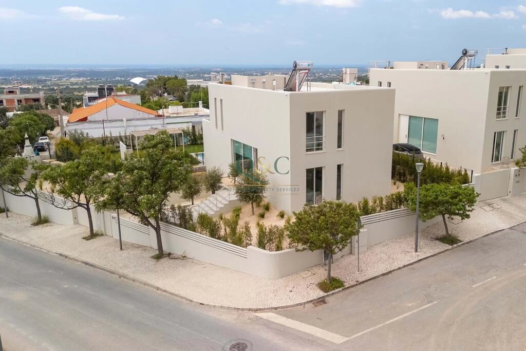 Villa com 3 quartos à venda em Santa Bárbara de Nexe Villa com 3 quartos à venda em Santa Bárbara de Nexe