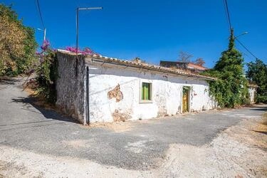 Villa to be renovated For Sale in Querença
