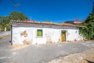 Villa to be renovated For Sale in Querença