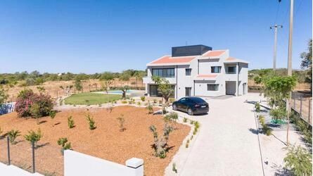 Villa For Sale in Quarteira