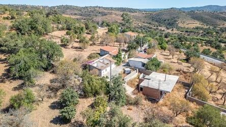 Villa to be renovated à venda em Querença