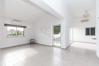 3 Bedroom Apartment For Sale in Almancil