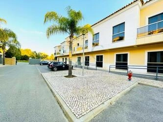 3 Bedroom Apartment For Sale in Santa Bárbara de Nexe