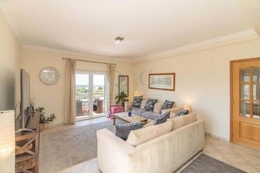 4 Bedroom Apartment For Sale in Santa Bárbara de Nexe