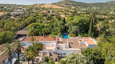 6 Bedroom Farmhouse For Sale in Santa Bárbara de Nexe