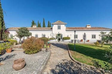 9 Bedroom Farmhouse For Sale in São Brás de Alportel
