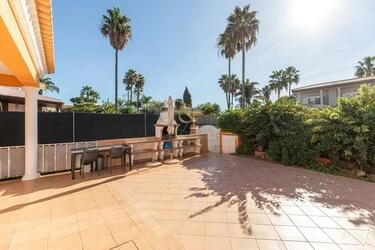 4 Bedroom Villa For Sale in Almancil