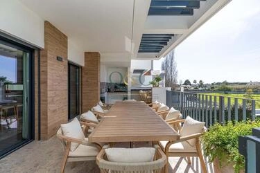 4 Bedroom Villa For Sale in Quarteira