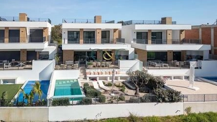 4 Bedroom Villa For Sale in Quarteira