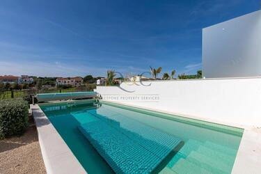 4 Bedroom Villa For Sale in Quarteira