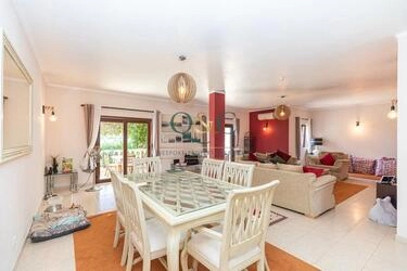 4 Bedroom Villa For Sale in Quarteira