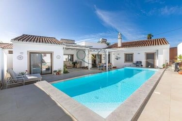 4 Bedroom Villa For Sale in Santa Bárbara de Nexe