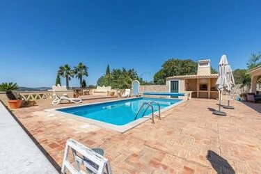 4 Bedroom Villa For Sale in Santa Bárbara de Nexe