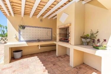 4 Bedroom Villa For Sale in Santa Bárbara de Nexe