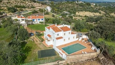 4 Bedroom Villa For Sale in Santa Bárbara de Nexe