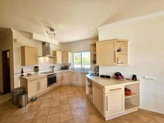 5 Bedroom Villa For Sale in Almancil