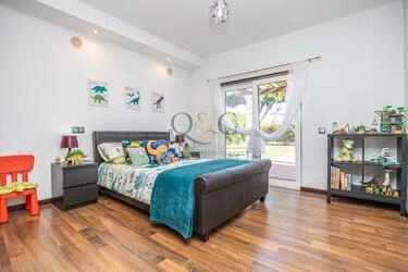5 Bedroom Villa For Sale in Quarteira