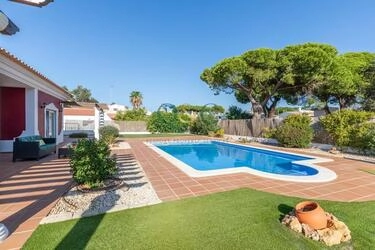 5 Bedroom Villa For Sale in Quarteira