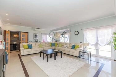 5 Bedroom Villa For Sale in Quarteira