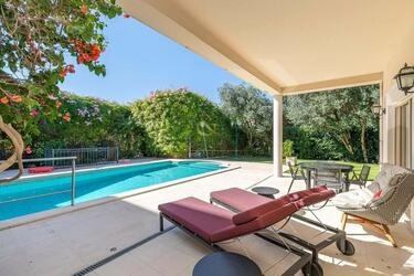 5 Bedroom Villa For Sale in Santa Bárbara de Nexe