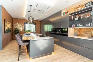 5 Bedroom Villa For Sale in Almancil