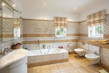 5 Bedroom Villa For Sale in Santa Bárbara de Nexe