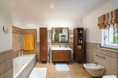 5 Bedroom Villa For Sale in Santa Bárbara de Nexe