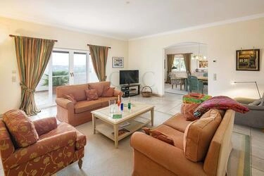 5 Bedroom Villa For Sale in Santa Bárbara de Nexe