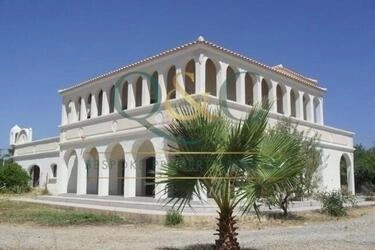 7 Bedroom Villa For Sale in Moncarapacho