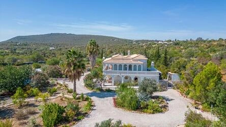 7 Bedroom Villa For Sale in Moncarapacho