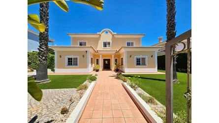 4 Bedroom Villa For Sale in Almancil