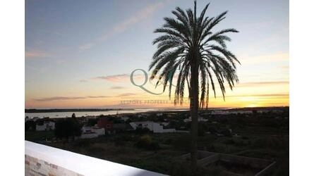 Propriedade única com vista para o mar na Ria Formosa, perto