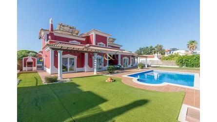 Villa com 5 quartos à venda em Quarteira